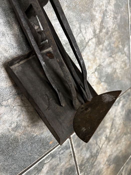 Zestaw do kominka z wieszakiem szufelka pogrzebacz itp