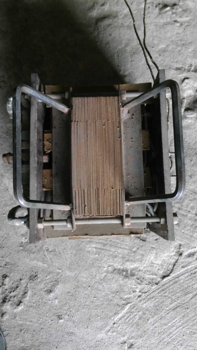 Продам мощный сварочно-пусковой аппарат (220/12).