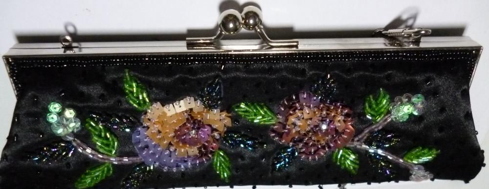 Pochet com lantejolas floridas