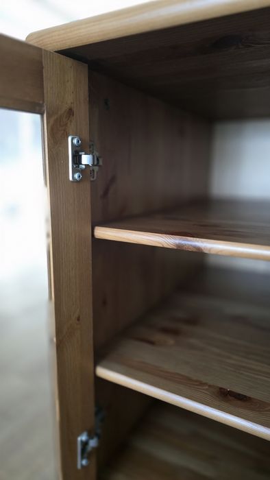 Móvel em pinho com portas de vidro e prateleiras