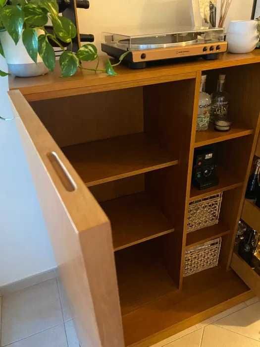 Móvel bar de madeira com porta-garrafas extraível