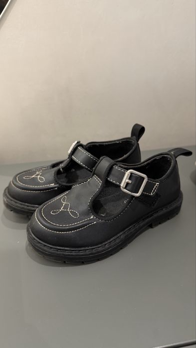 Продам дитяче взуття, яке представлене на фото.