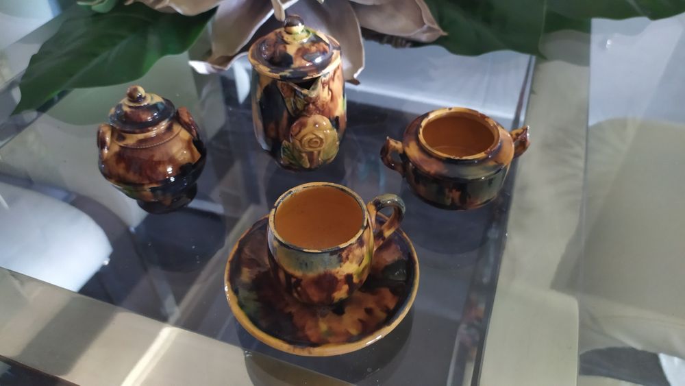 Conjunto muito antigo de louça