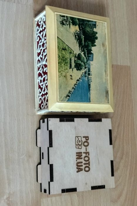 Деревянная. Размер 22×10×10см.  11×11×4.5 см, 16 ×12×8 см.