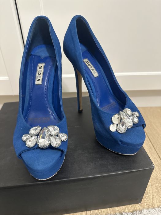 Замшеві туфлі на підборах з камінцями у синьому кольорі