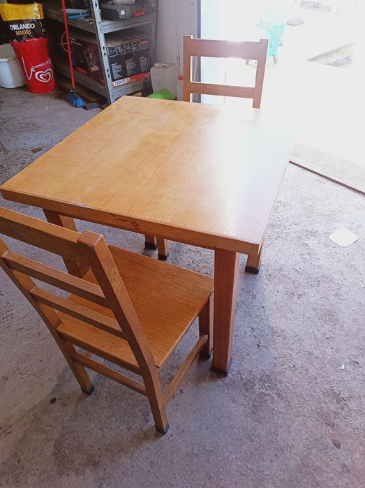 Mesas e cadeiras de madeira