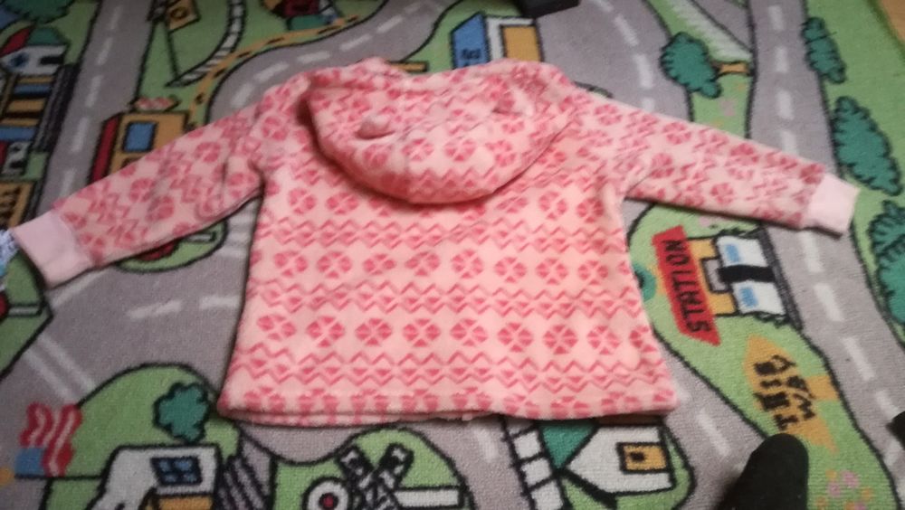 Varias roupas de menina