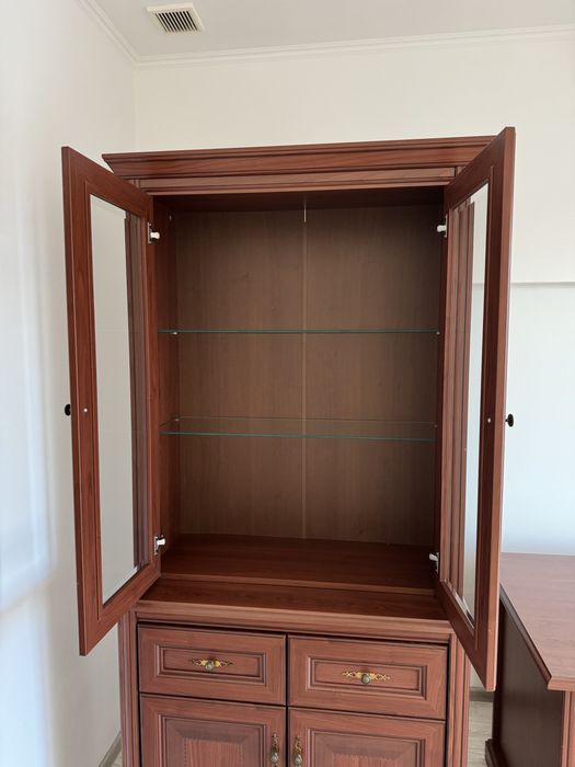 Офісні меблі стіл та шафа