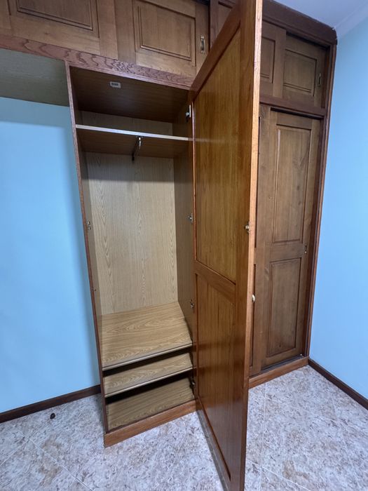 Roupeiro / Armário de Quarto em Madeira com Maleiro Superior (Excelente Estado)