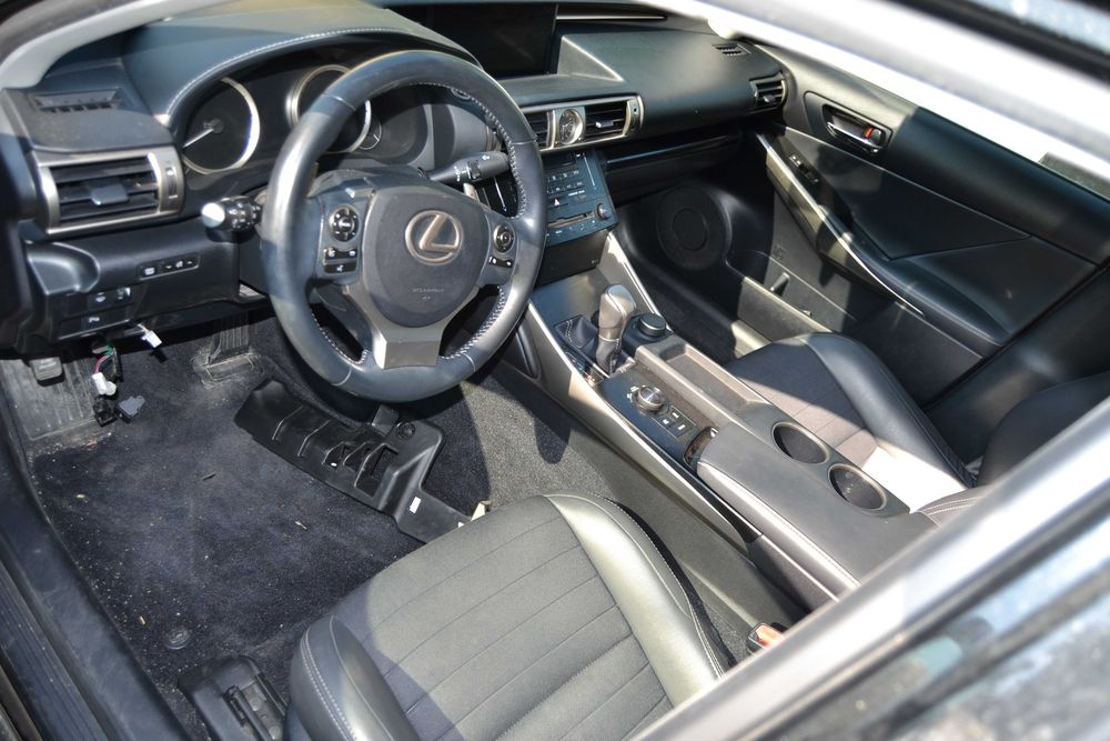 lexus is 300h czesci