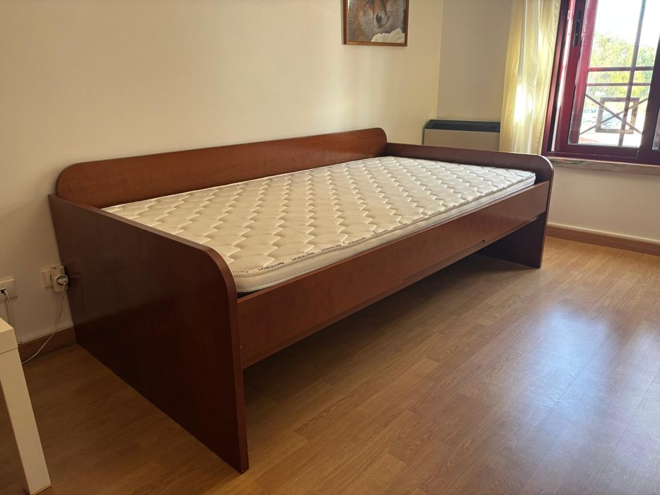 Cama de madeira maciça com colchão