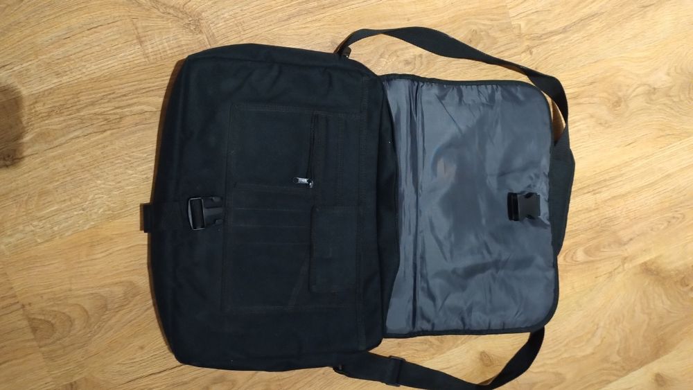 Czarna torba na ramię na laprop laptopa
