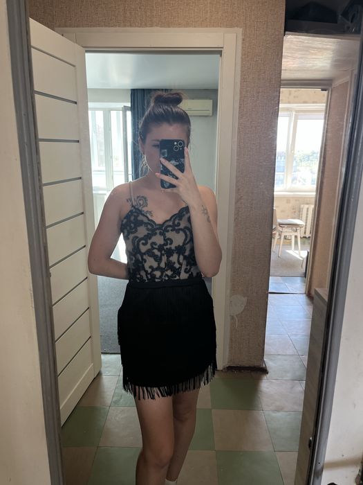 Коротка вечірня сукня