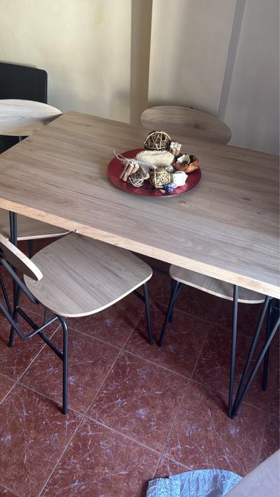 Mesa de jantar com 4 cadeiras