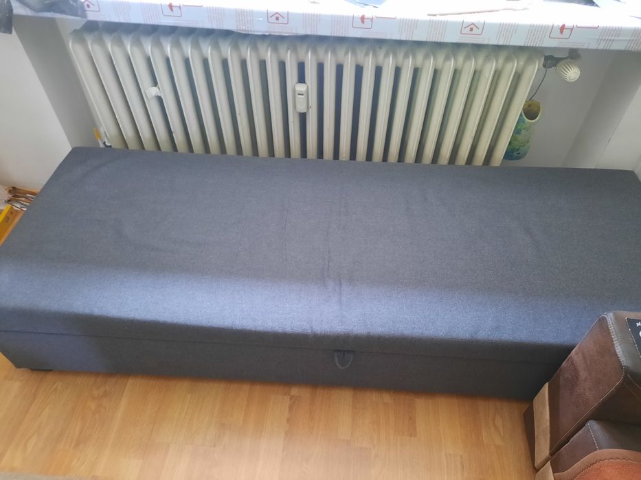 Szary tapczan łóżko jednoosobowe