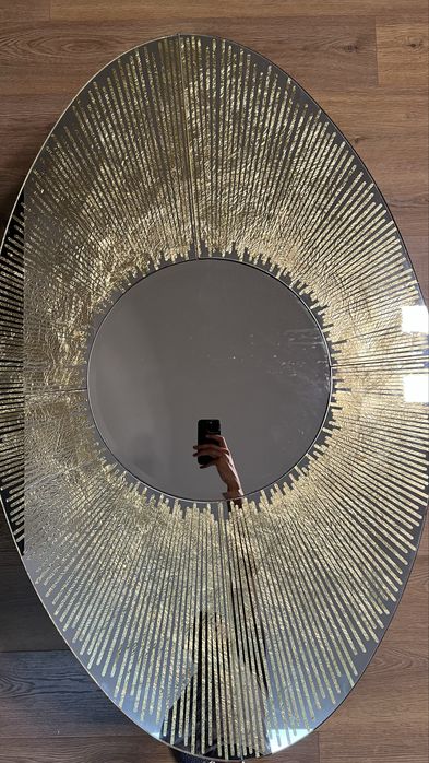 Espelho oval com detalhes em dourado 119x75cm