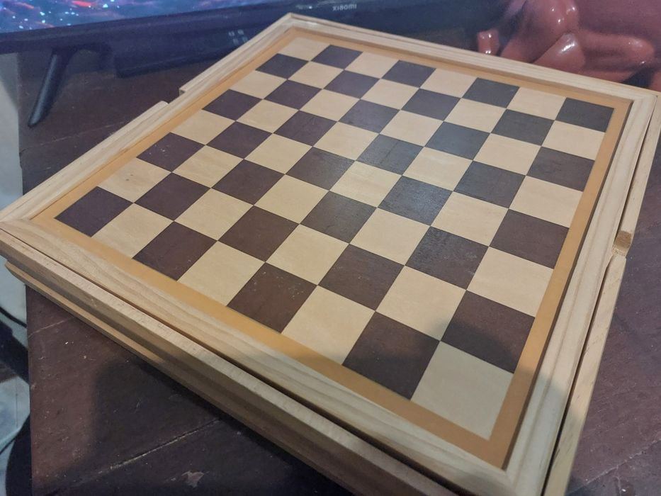 Conjunto de 7 jogos multi-jogo em caixa de madeira 

- Xadrez 
- Damas