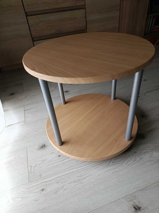 Sprzedam stolik kawowy na kółkach.