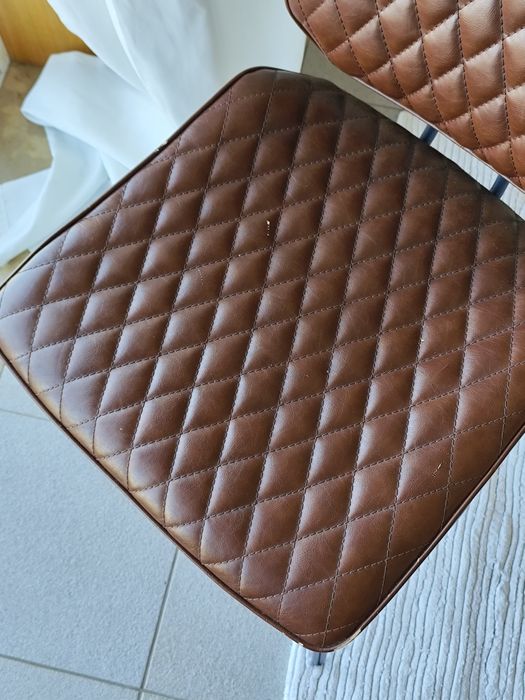 Cadeira em pele decorativa