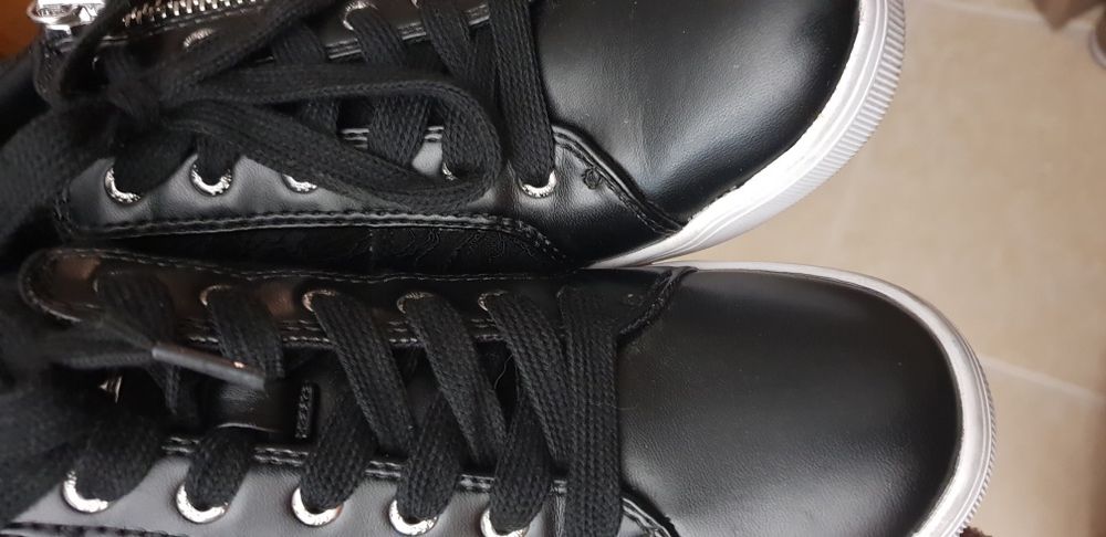 Sapatilhas Guess pretas, compensadas atrás