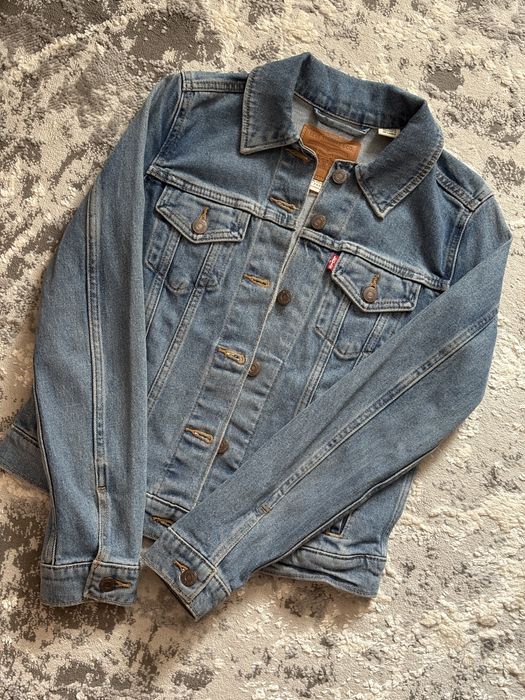 Жіноча джинсовка Levis оригінал, розмір XS
