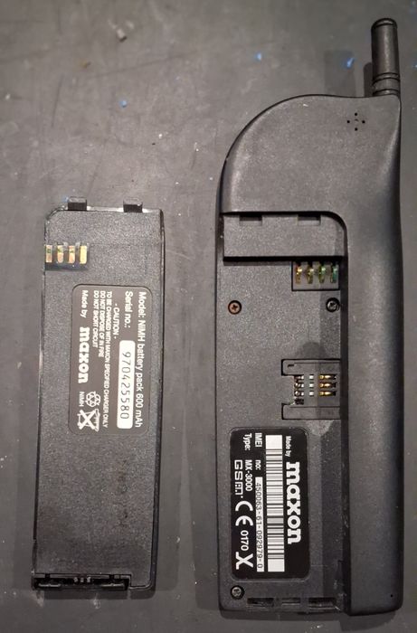 2 Telemóveis MAXON GSM sem carregador