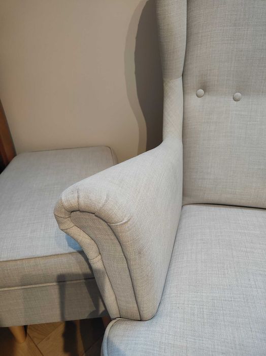 Fotel z podnóżkiem STRANDMON Ikea piaskowy kolor