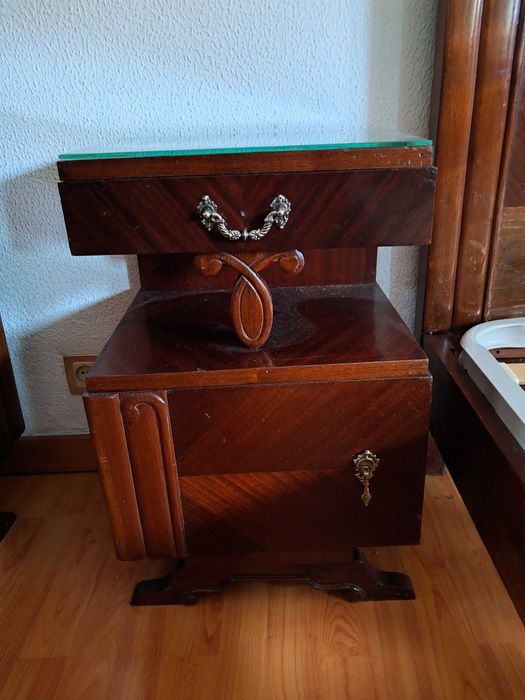 Mobilia de quarto casal, madeira maciçacom grande qualidade.