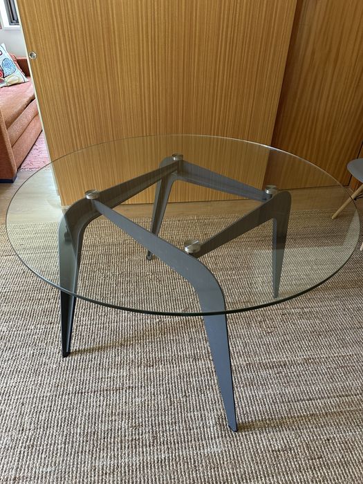 Mesa de jantar da ÁREA Store em vidro