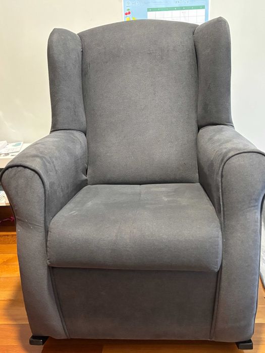 Cadeira de baloiço para amamentação ou poltrona confortável.