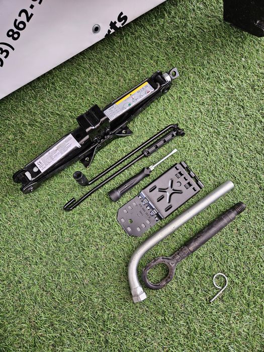 Оригінальний органайзер домкрат ключ Volkswagen Tiguan 2 Allspace Usa