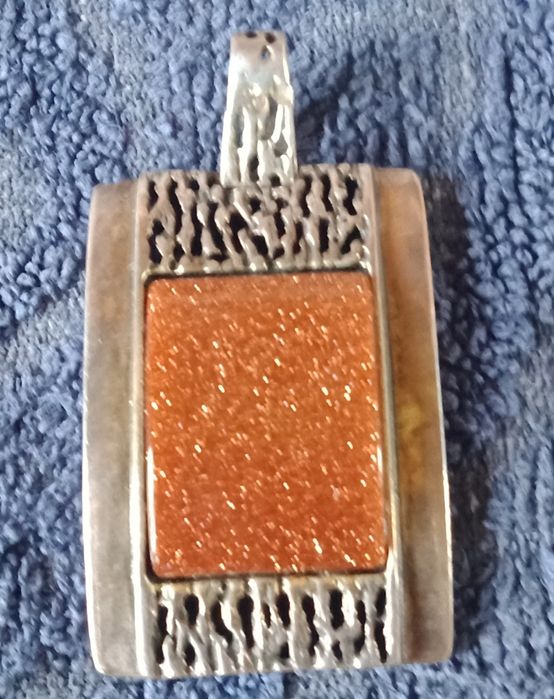 Srebrna zawieszka z piaskiem pustyni