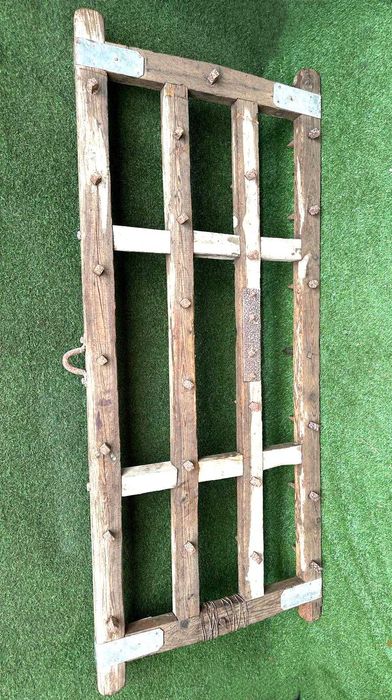 Alfaia agricola antiga, grade desterruadora, tração animal, Trilho