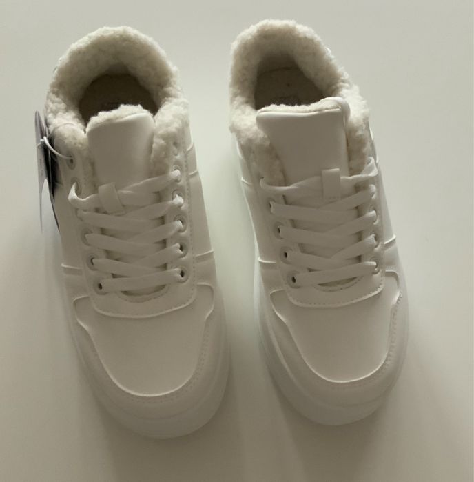 Białe  ucieplane buty na wysokiej koturnie