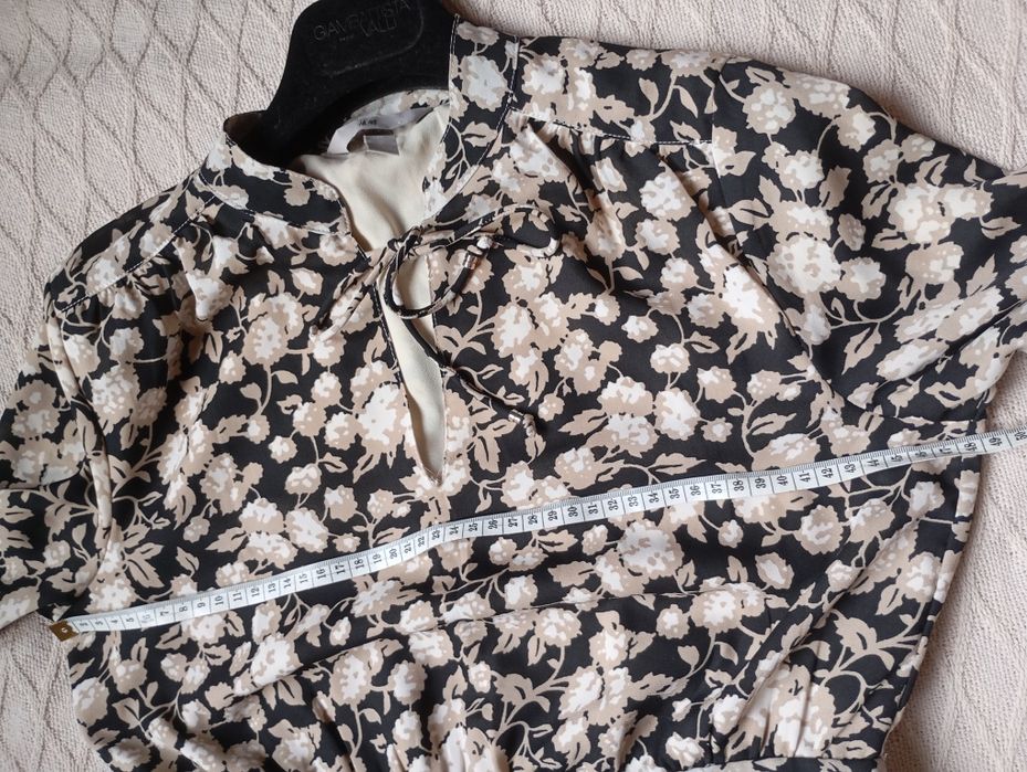 H&M S Elegancka sukienka midi czarna  w beżowe kwiaty długa