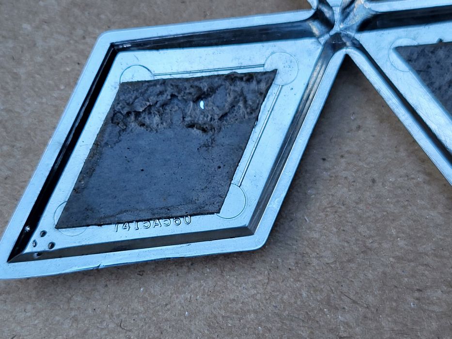 znaczek logo emblemat atrapy przód mitsubishi space star oe 7415a560 125 mm