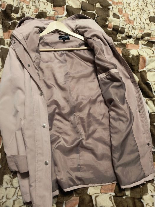 Нова. Жіноча курточка, вітровка