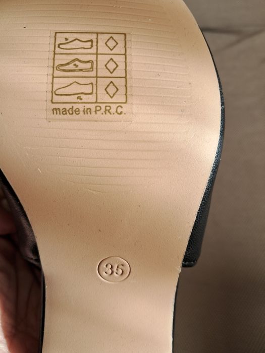 Sapatos de pele cor preta