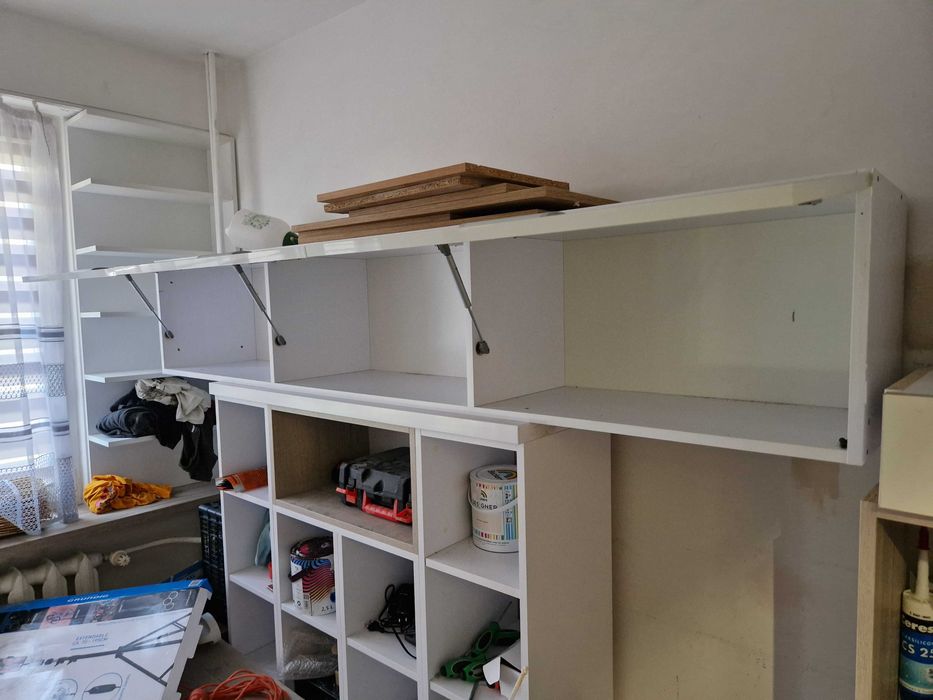 Sprzedam szafkę wiszącą.