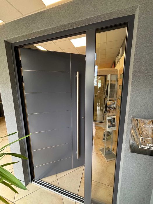 Drzwi zewnętrzne aluminiowe z doświetlem