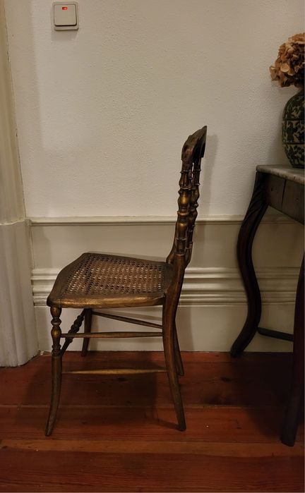 Cadeira antiga dourada em palhinha