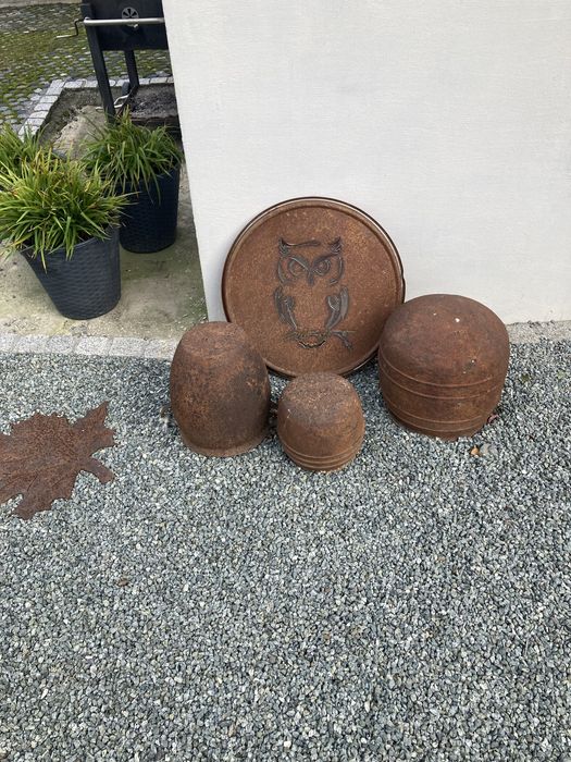 Ozdoba ogrodow ,ręcznie wypalona sowa na pokrywie beczki .