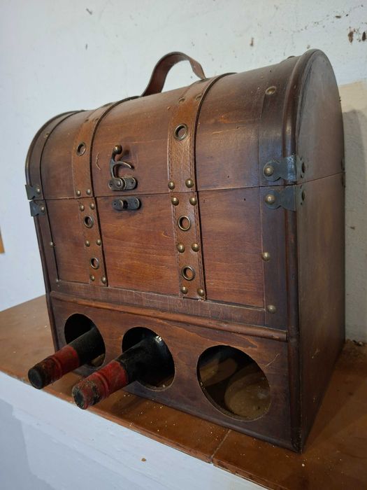 Prensa antiga e mala de vinhos  - Decoração rústica para adega