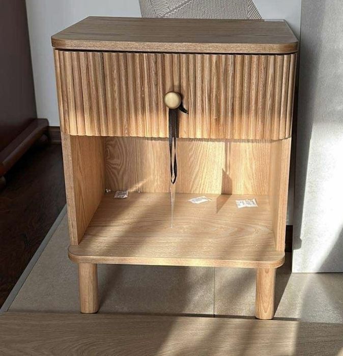 Szafka nocna x2drewniana ze zlotym elementem w postach gałki meblowej.