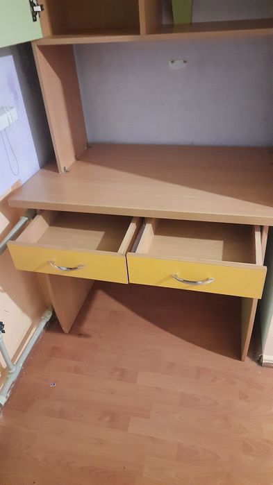Функціональний дитячий стіл та стелаж для навчання та творчості