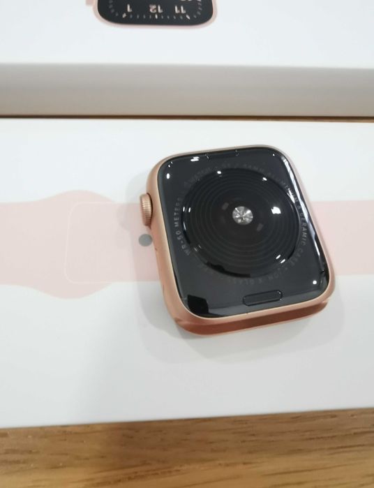 Apple Watch SE 44mm GPS - Rose Gold

Pouco usado Estado da bateria a 9