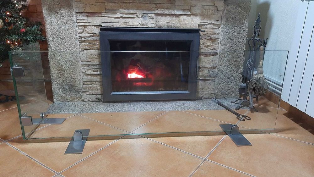 Proteção para lareira. Vidro temperado com suportes em inox