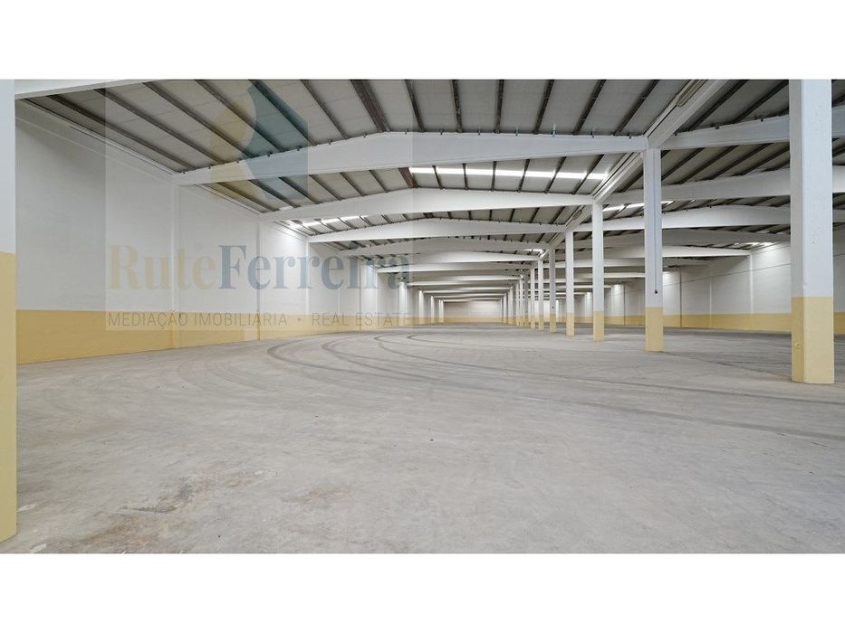 Armazém amplo com 4.890 m² de área bruta, ideal para logística, arm...