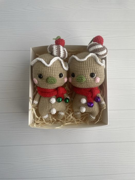 Пряниковий чоловічок звʼязаний гачком