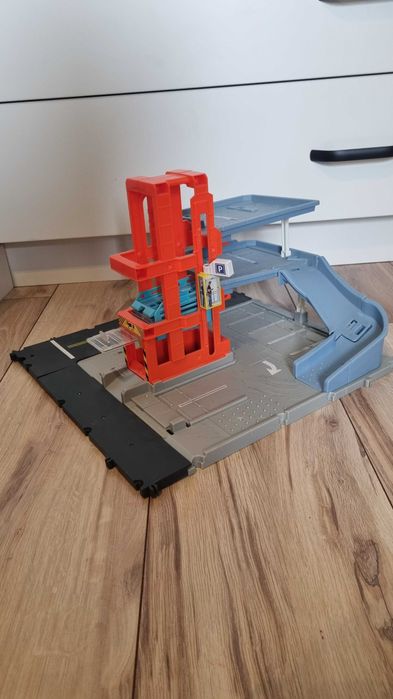 MATCHBOX Prawdziwe Przygody - Parking wielopoziomowy, garaż HBL60